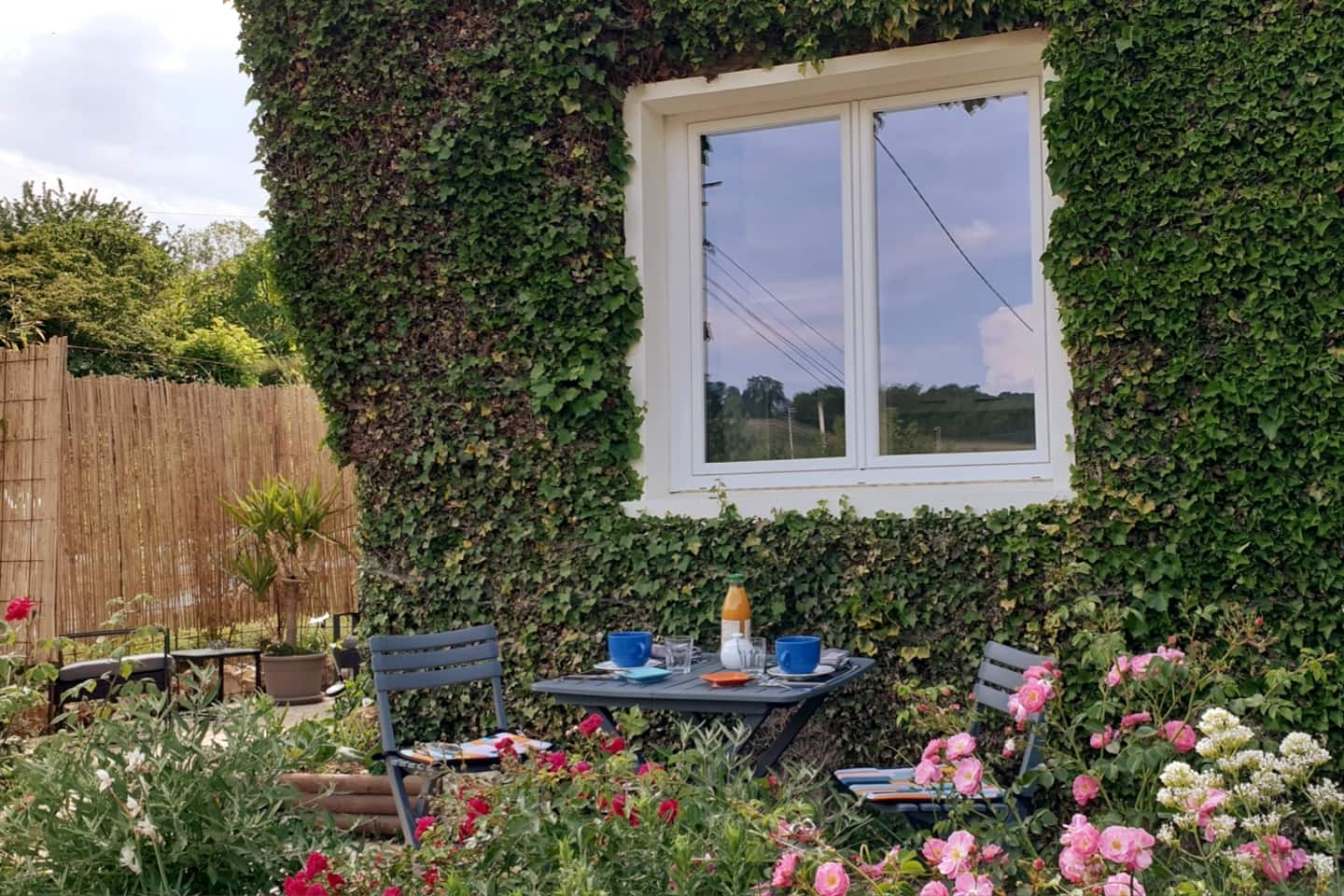 La Maison en Feuilles dans le jardin entretenu par Nathalie et Laurent